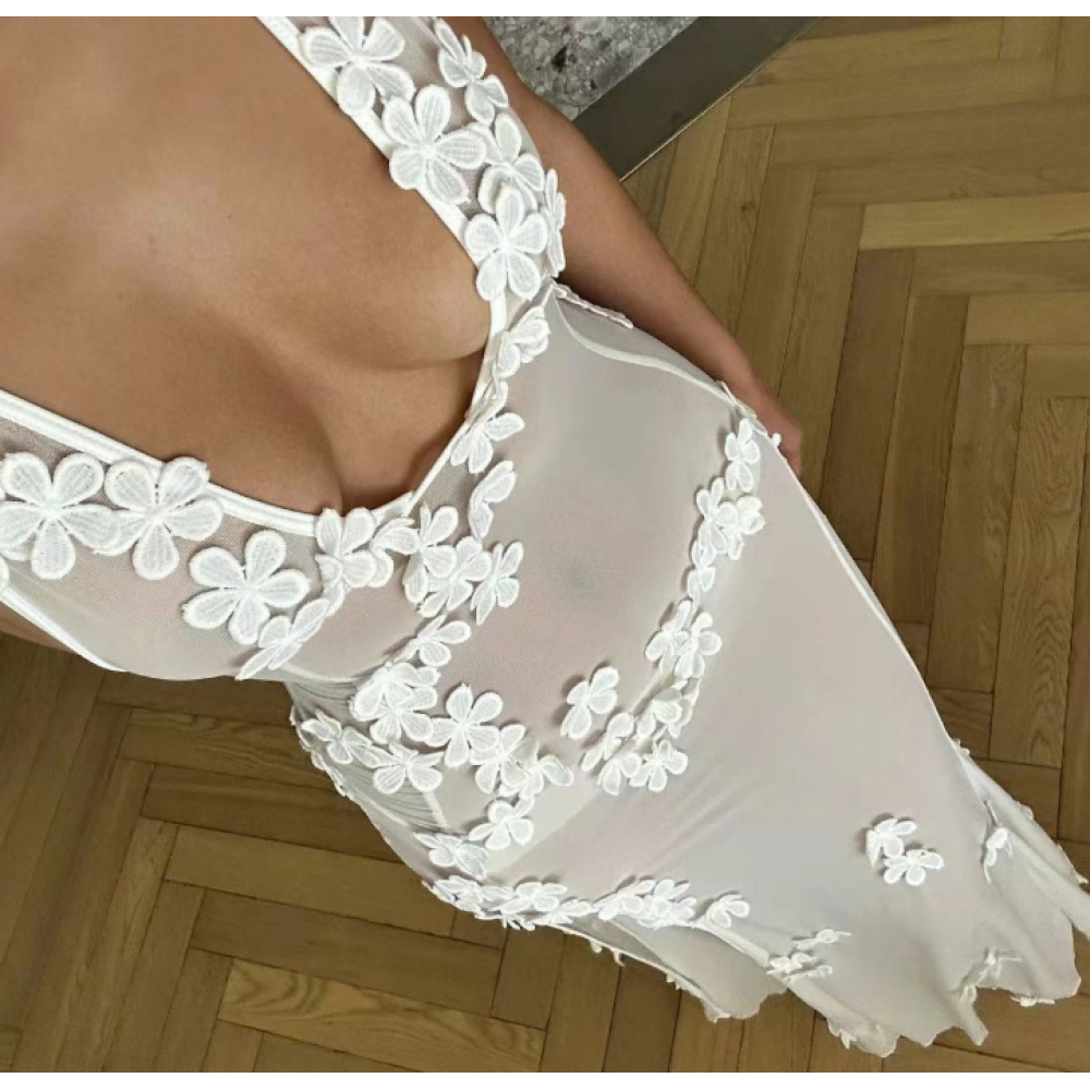 Женское прозрачное пляжное платье с нашивками из цветов.