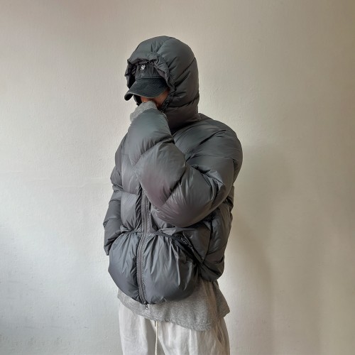 Чоловічий короткий пуховик oversize з об’ємним капюшоном сірого/чорного кольору Чоловічий короткий пуховик oversize з об’ємним капюшоном сірого/чорного кольору