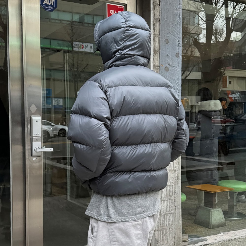 Чоловічий короткий пуховик oversize з об’ємним капюшоном сірого/чорного кольору Чоловічий короткий пуховик oversize з об’ємним капюшоном сірого/чорного кольору