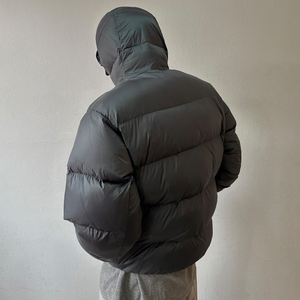 Чоловічий короткий пуховик oversize з об’ємним капюшоном сірого/чорного кольору Чоловічий короткий пуховик oversize з об’ємним капюшоном сірого/чорного кольору