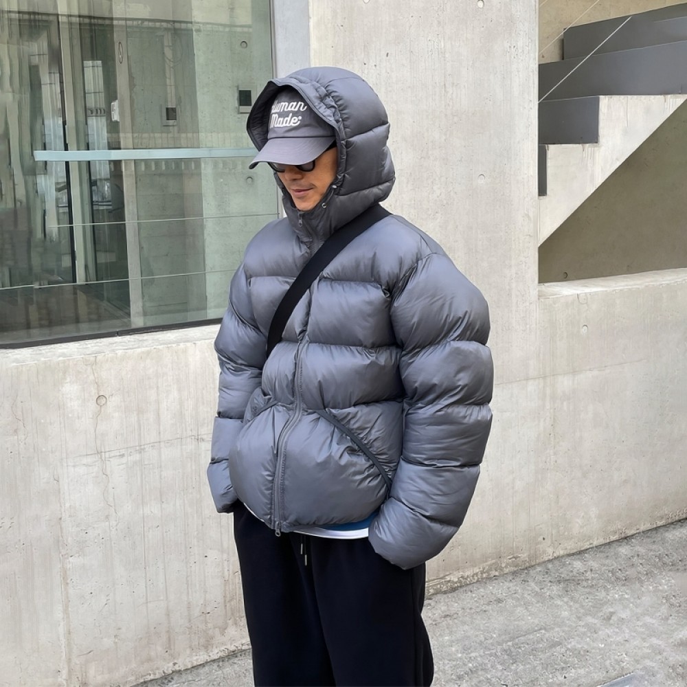 Чоловічий короткий пуховик oversize з об’ємним капюшоном сірого/чорного кольору Чоловічий короткий пуховик oversize з об’ємним капюшоном сірого/чорного кольору