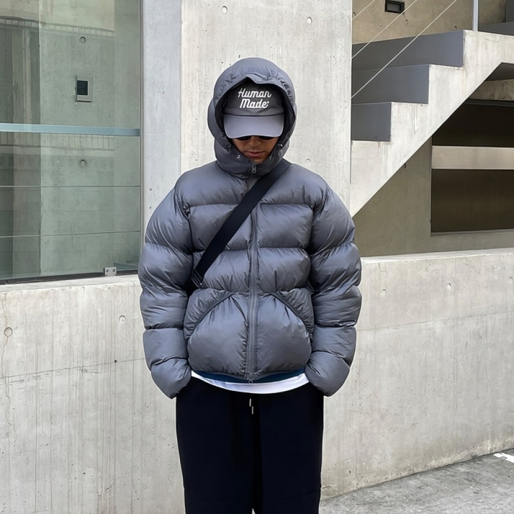 Чоловічий короткий пуховик oversize з об’ємним капюшоном сірого/чорного кольору Чоловічий короткий пуховик oversize з об’ємним капюшоном сірого/чорного кольору