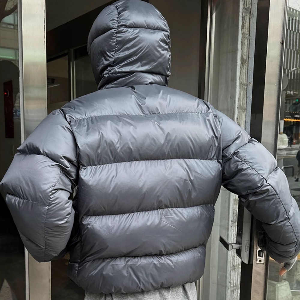 Чоловічий короткий пуховик oversize з об’ємним капюшоном сірого/чорного кольору Чоловічий короткий пуховик oversize з об’ємним капюшоном сірого/чорного кольору