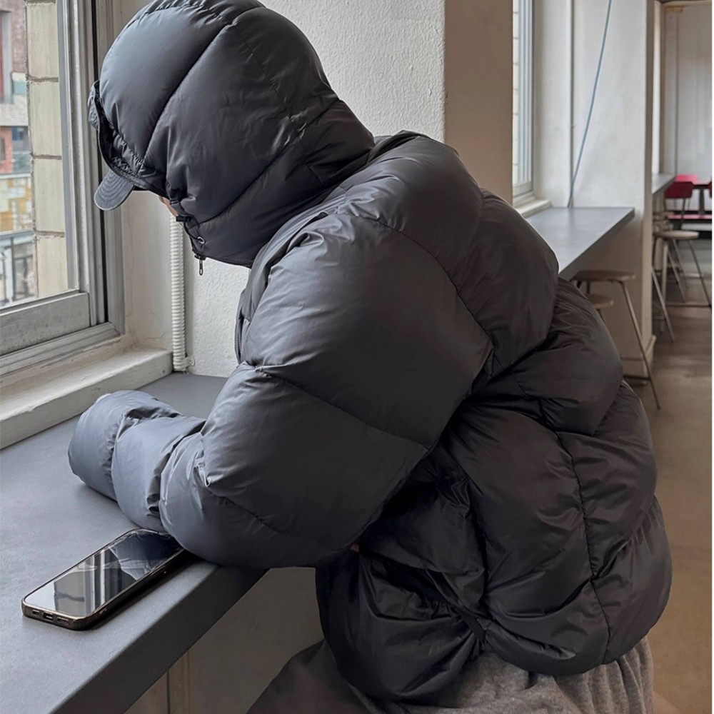 Чоловічий короткий пуховик oversize з об’ємним капюшоном сірого/чорного кольору Чоловічий короткий пуховик oversize з об’ємним капюшоном сірого/чорного кольору