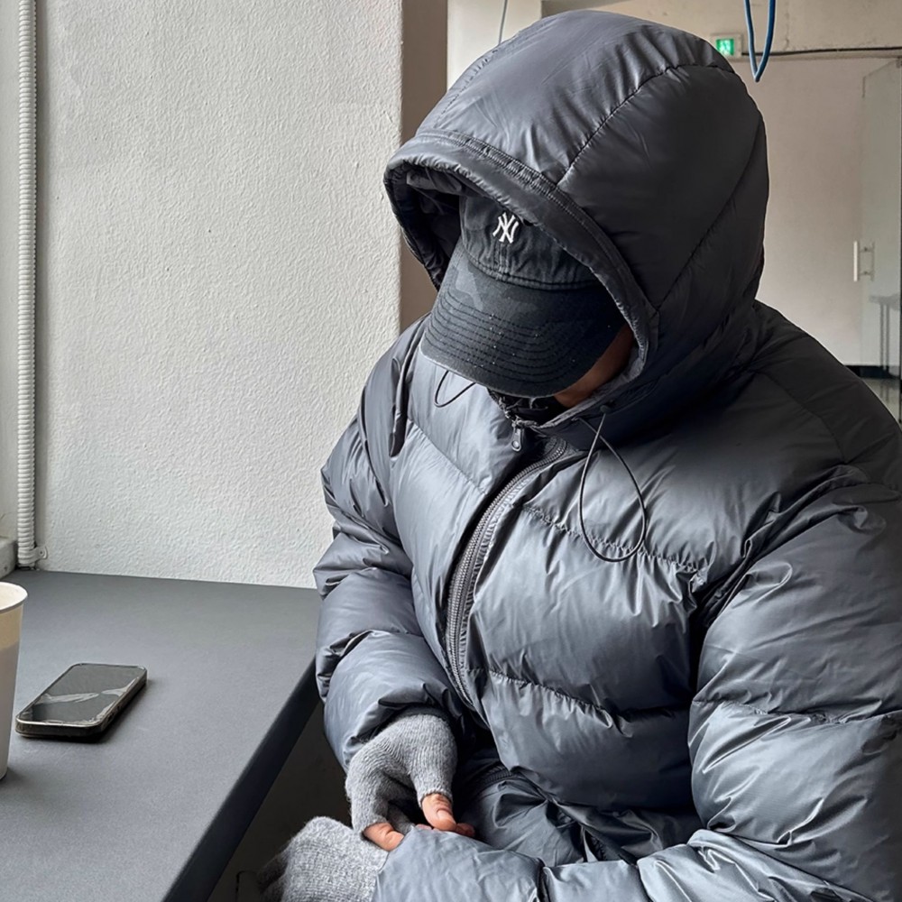 Чоловічий короткий пуховик oversize з об’ємним капюшоном сірого/чорного кольору Чоловічий короткий пуховик oversize з об’ємним капюшоном сірого/чорного кольору