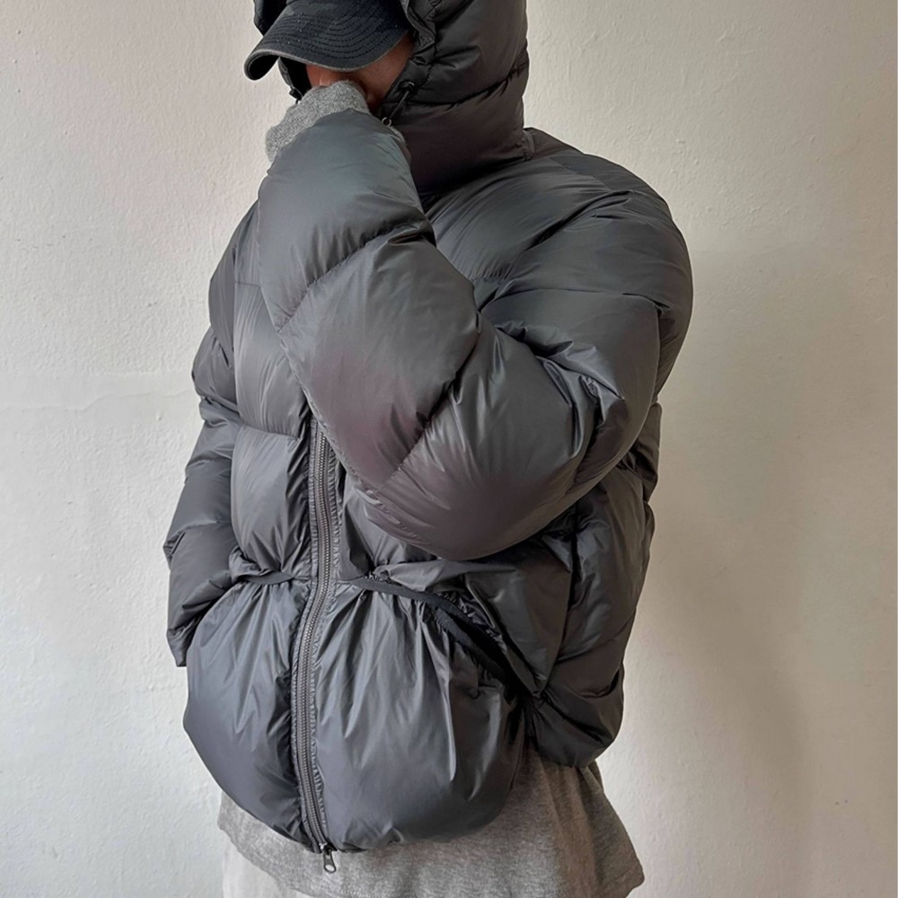 Чоловічий короткий пуховик oversize з об’ємним капюшоном сірого/чорного кольору Чоловічий короткий пуховик oversize з об’ємним капюшоном сірого/чорного кольору