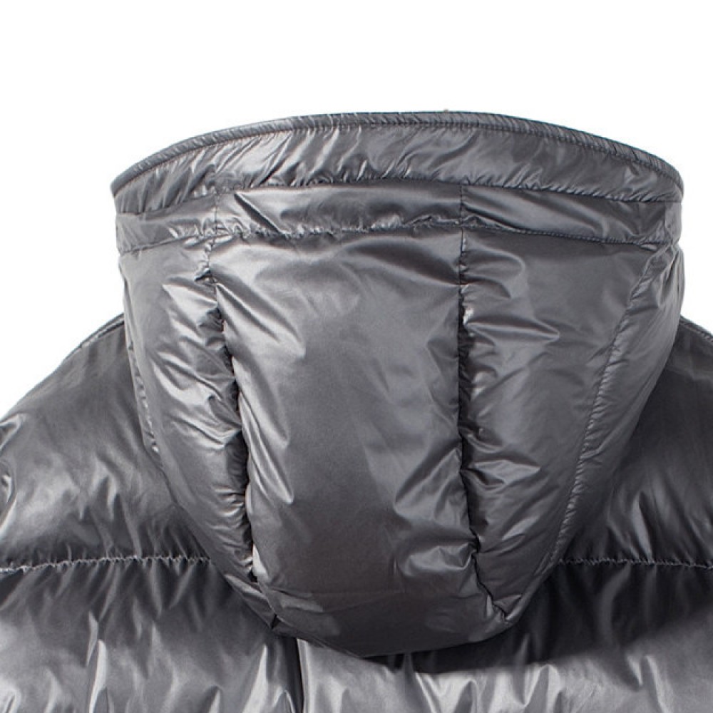 Чоловічий короткий пуховик oversize з об’ємним капюшоном сірого/чорного кольору Чоловічий короткий пуховик oversize з об’ємним капюшоном сірого/чорного кольору