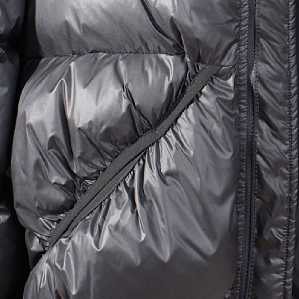 Чоловічий короткий пуховик oversize з об’ємним капюшоном сірого/чорного кольору Чоловічий короткий пуховик oversize з об’ємним капюшоном сірого/чорного кольору